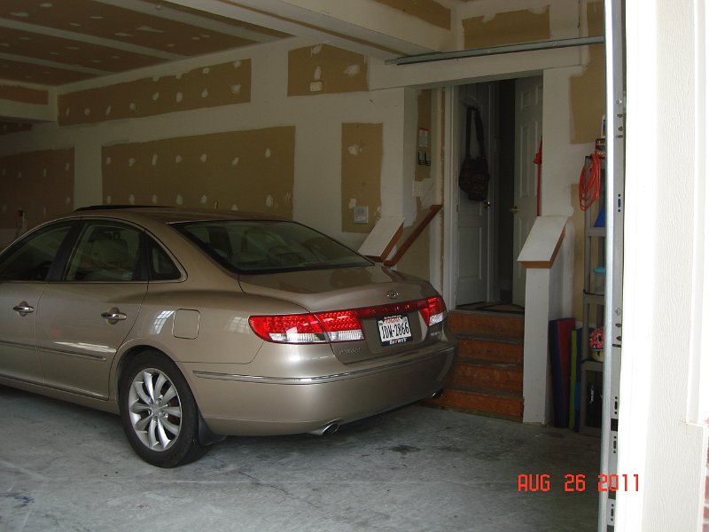 DSC05622.JPG - 4 car Garage